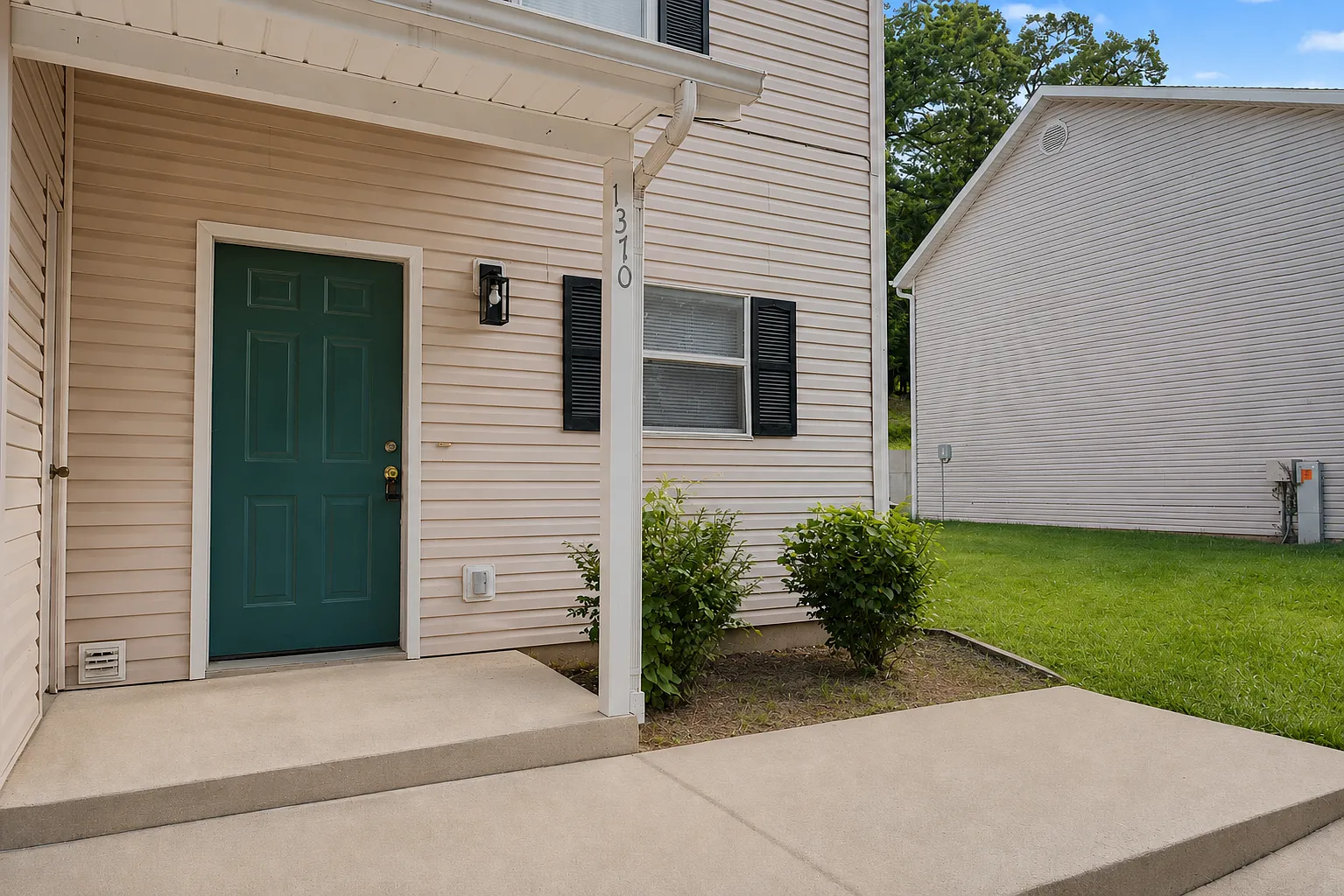 2 bed, 1.5 bath, 1100 sqft, $1,250 — Photo 2