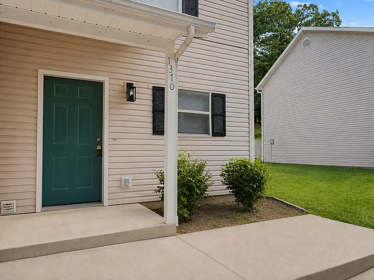 1364 E Sequoyah Ct — Photo 2