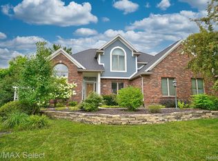 2258 Lost Creek Dr, Flushing, MI 48433