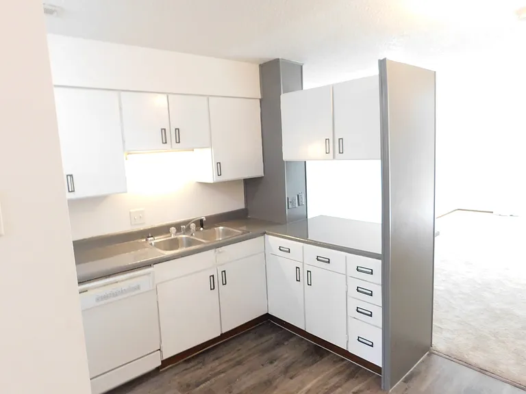 825 Woodgate Dr — Photo 3