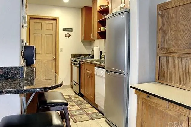 2 bed, 1200 sqft, $2,100 — Photo 3