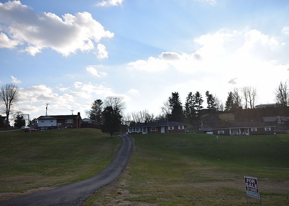 1st image of 28 Pinecrest Ln