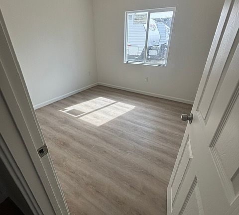 4th image of 496 River St