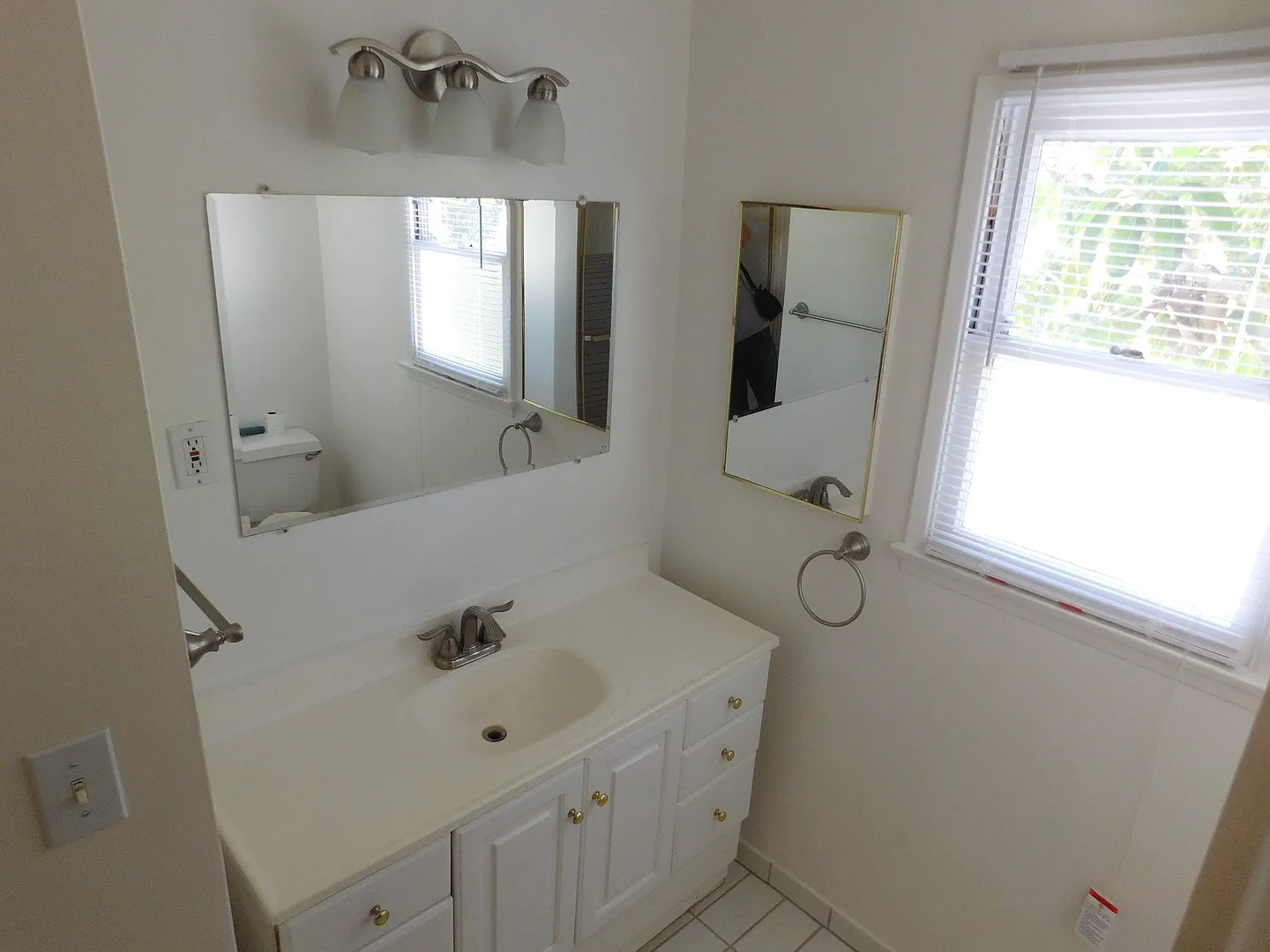 Gorgeous 4bed/2bth Single Family Home In Quiet Area Of Granada Hills — Photo 4