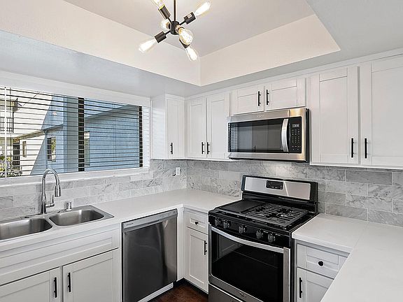 3rd image of 2250 N Niagara St APT 213