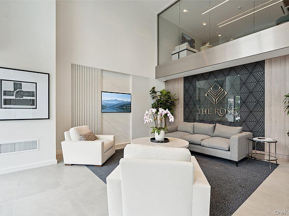 5th image of 218 Middle Neck Road #102