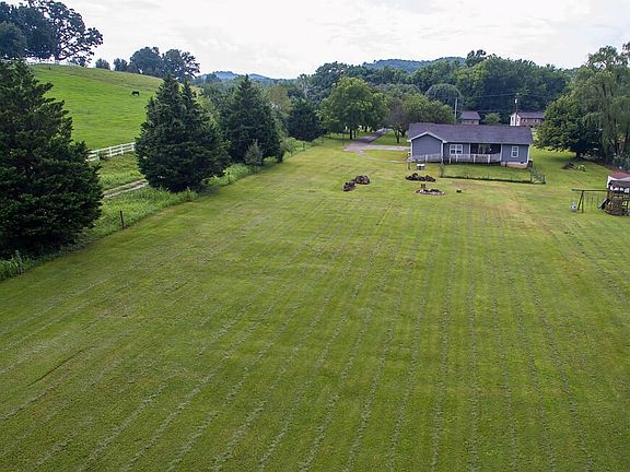 3rd image of 4115 Sand Point Dr