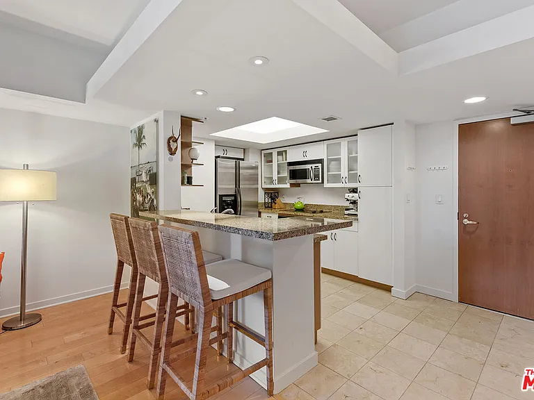 13700 Marina Pointe Dr #327 — Photo 6