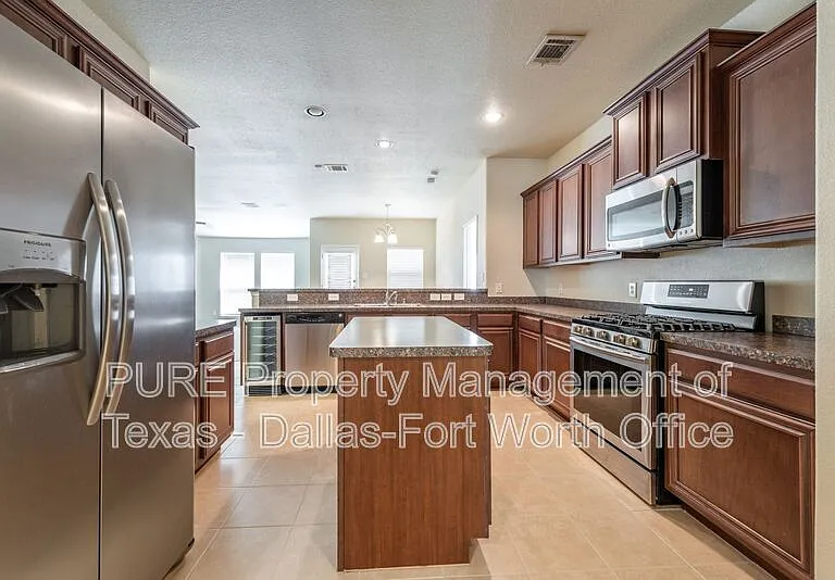 1012 Lake Hollow Dr — Photo 6