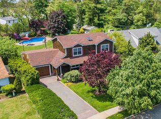 14 Shotgun Ln, Levittown, NY 11756