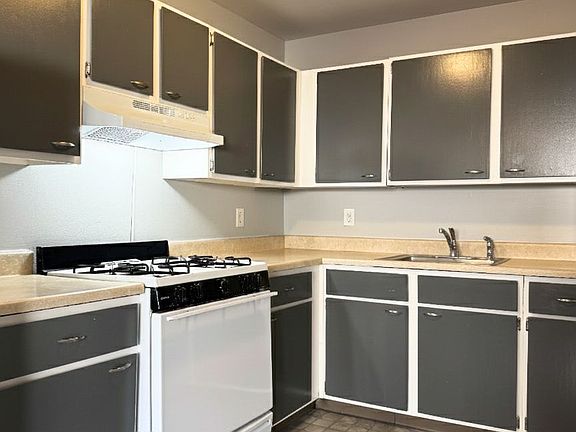 2nd image of 1100 W Saint Georges Ave #9B