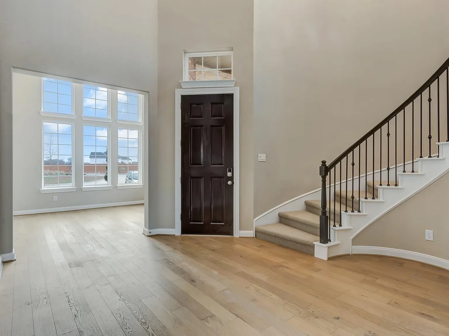 5 bed, 4.5 bath, 4017 sqft, $6,000 — Photo 2