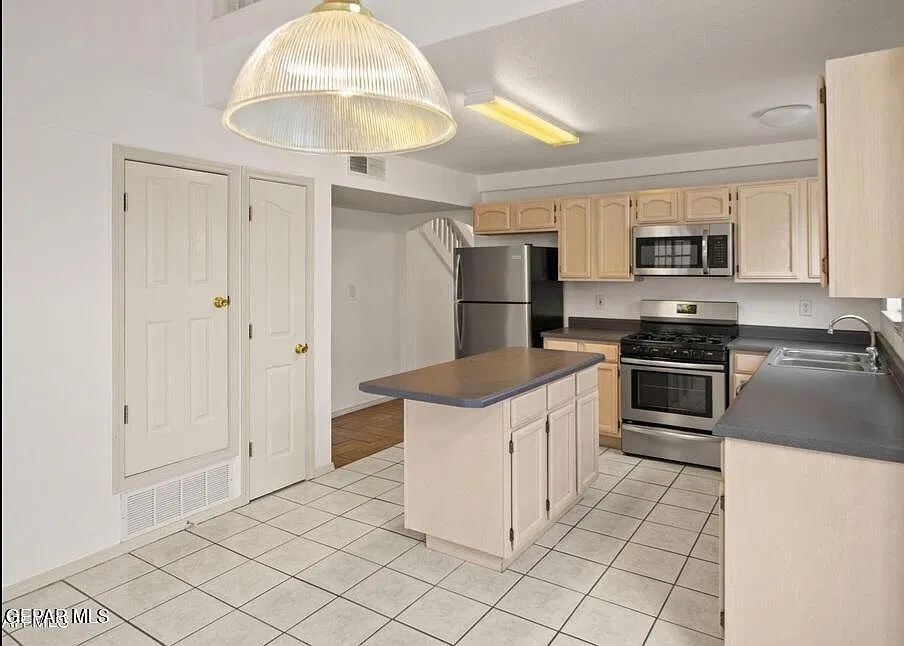 3 bed, 2.0 bath, 1261 sqft, $1,695 — Photo 3
