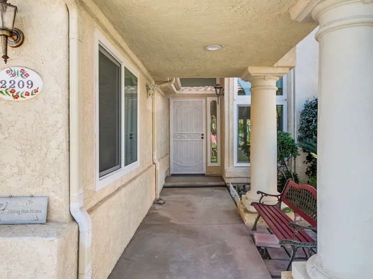 2209 Canyon Dr — Photo 2