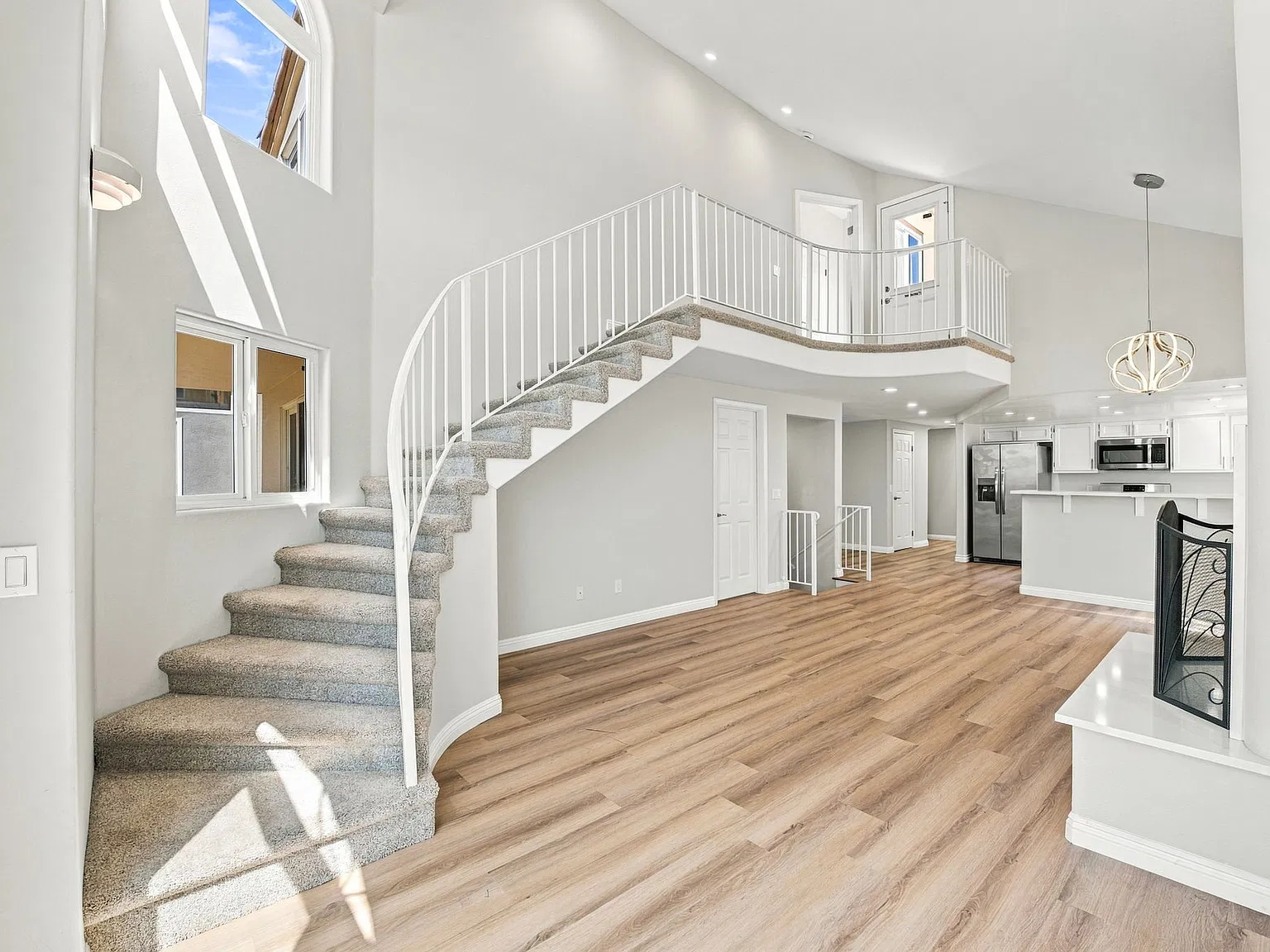 5 bed, 3100 sqft, $6,995 — Photo 2