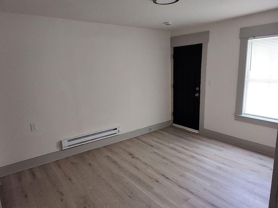 Entry to the rear apartment