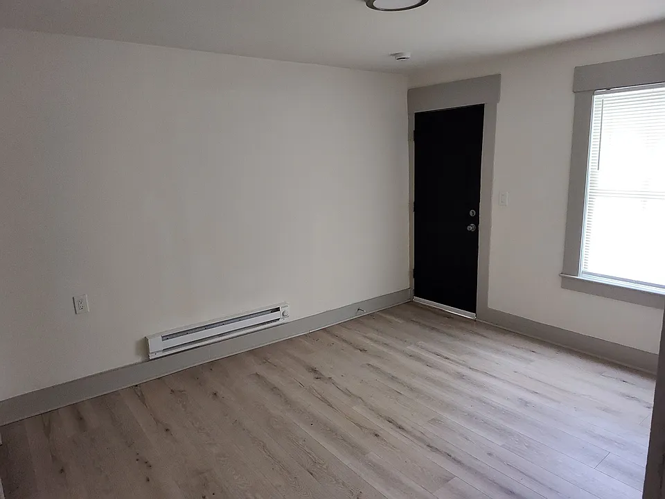 Entry to the rear apartment