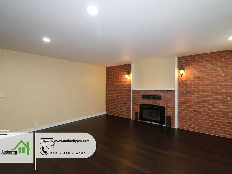 875 Lakeview Dr — Photo 5