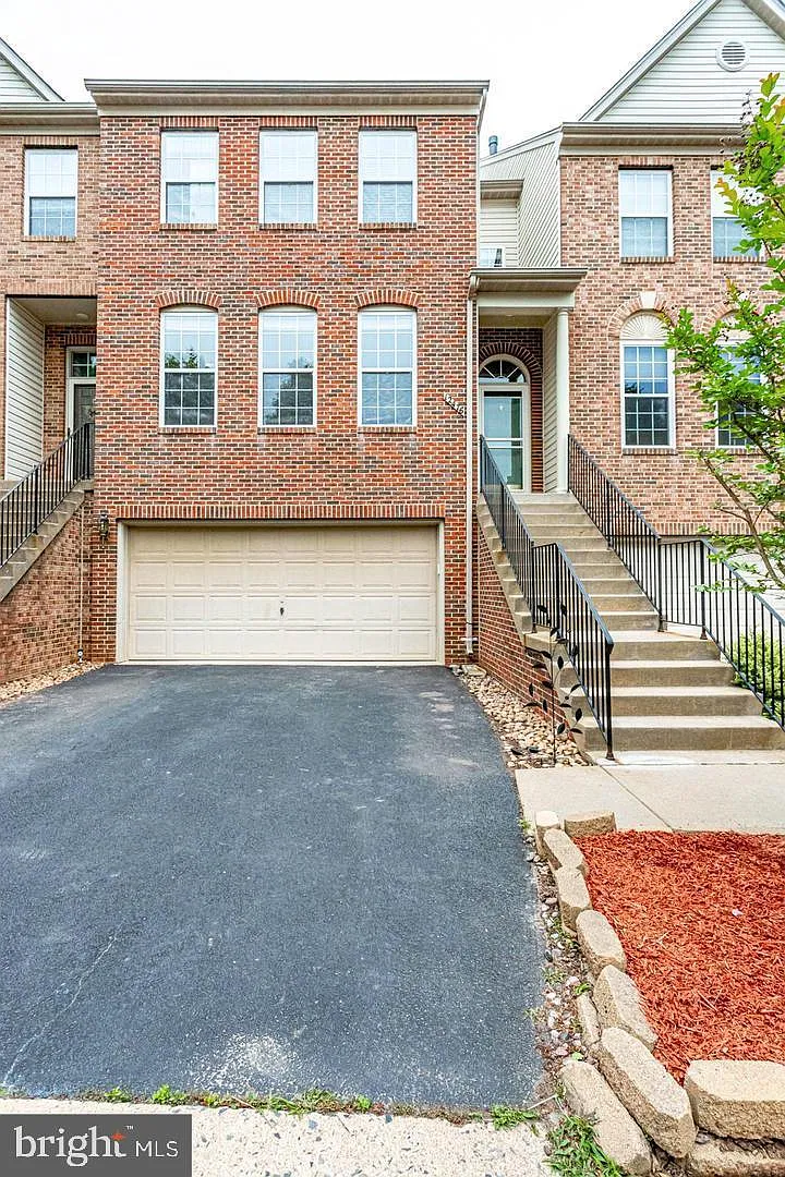3 bed, 4.0 bath, 2395 sqft, $3,700 — Photo 2
