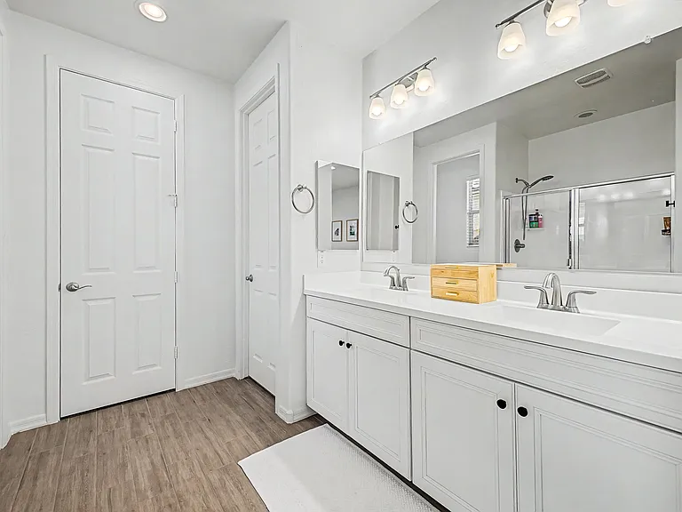 741 E Liberty Ln — Photo 18