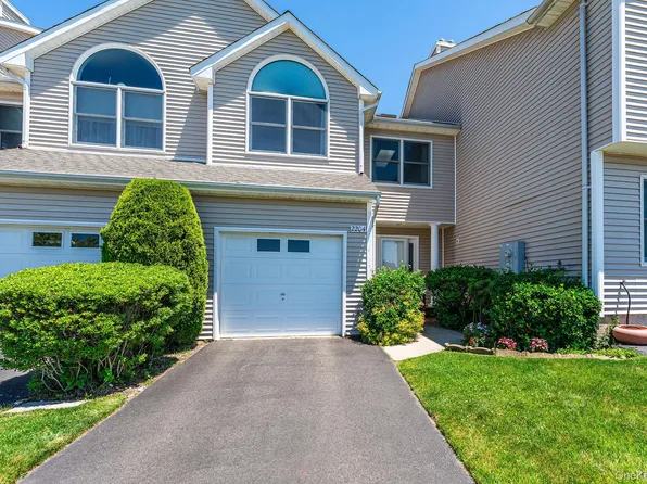2204 Cedar Path, Riverhead, NY 11901