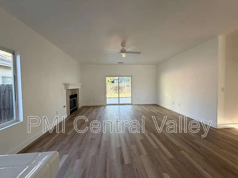 2210 Birchwood Ct — Photo 10