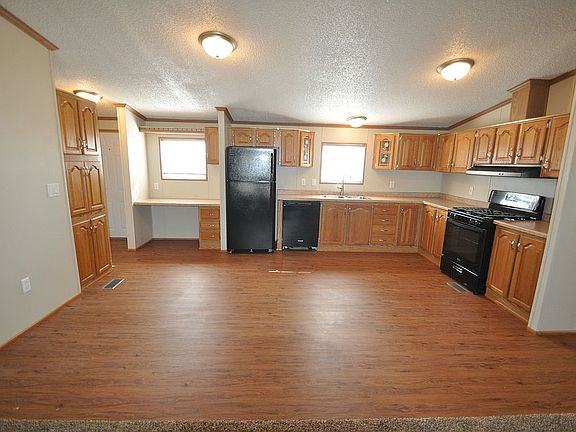 KITCHEN / DINING AREA 