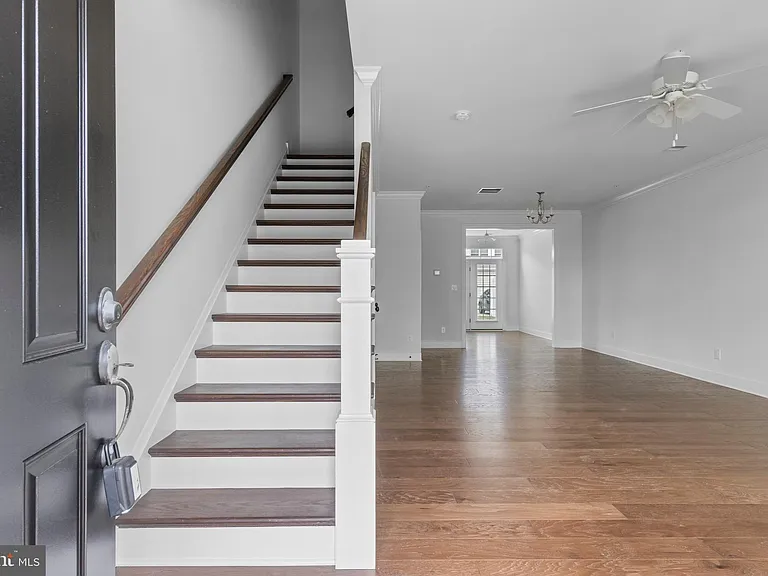 619 W Mulberry St — Photo 4