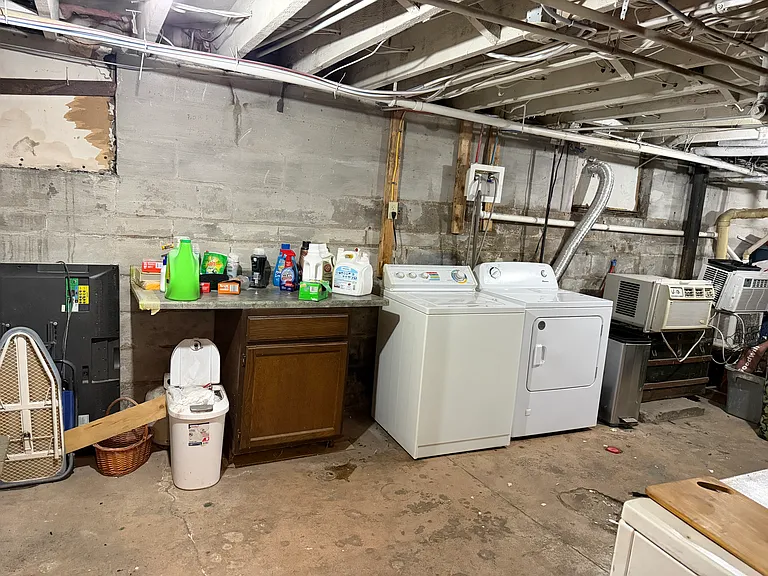 364 Alexander St — Photo 13