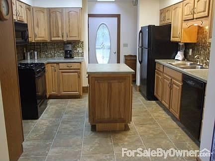 Kitchen w/island 11 x 12