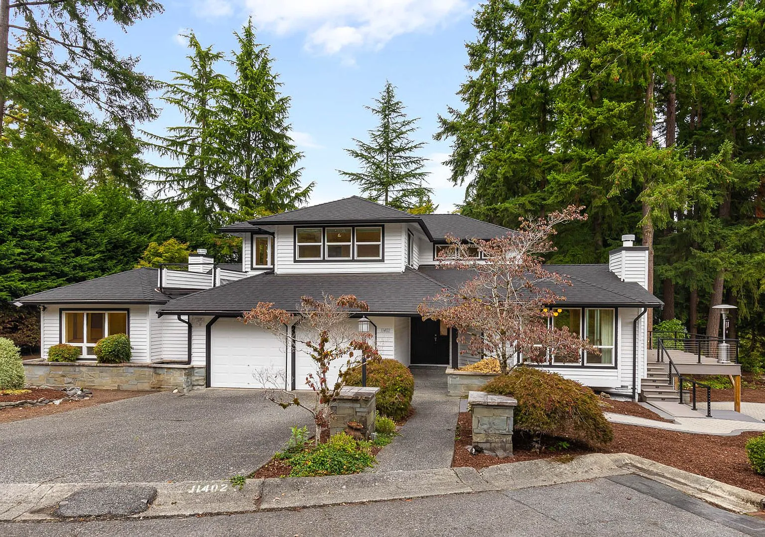 Remodeled 4 Bedroom Kirkland Retreat with Private Waterfront Setting — Photo 1