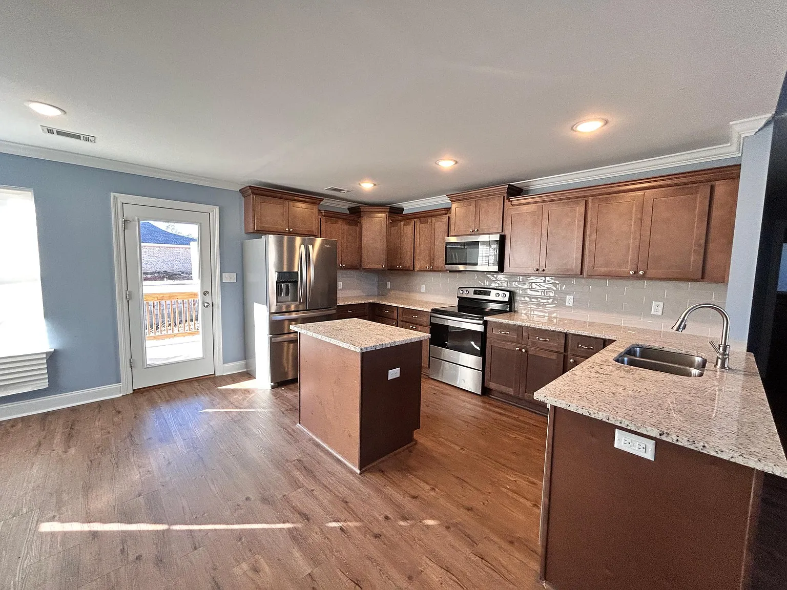 3 bed, 2.5 bath, 1800 sqft, $1,950 — Photo 3