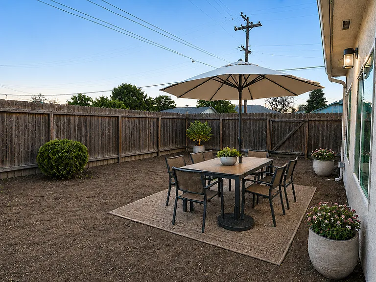 917 E Pine St — Photo 3