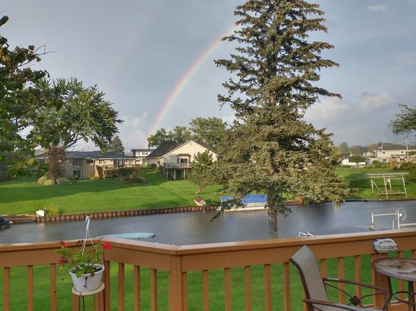 3928 Embarcadero St, Waterford, MI 48329