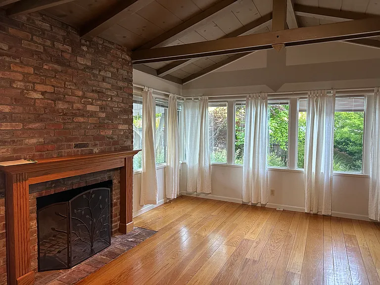 1121 Laurel Dr — Photo 2