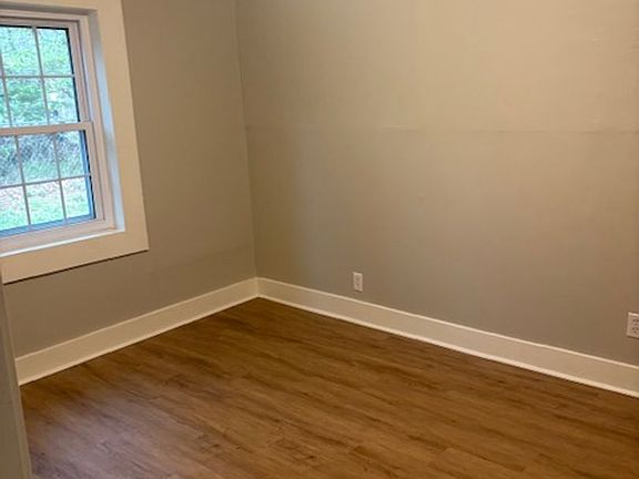 5th image of 205 Lowry Cir