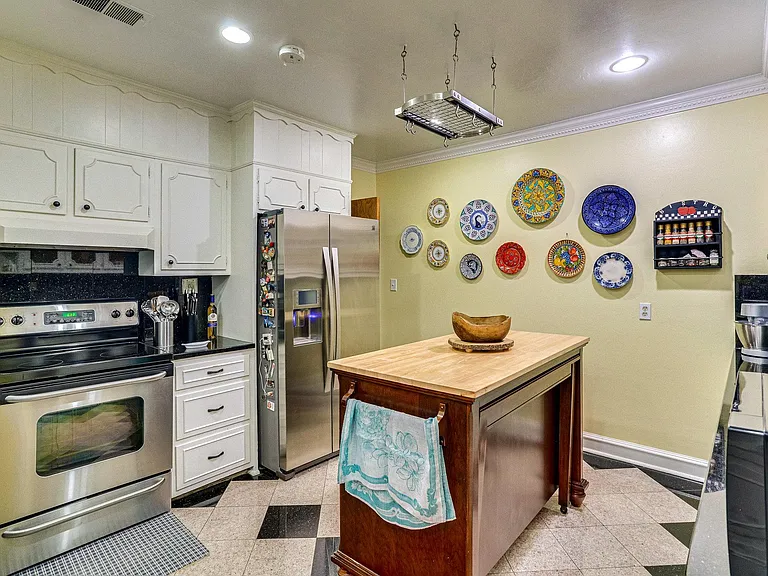 8212 Old Georgetown Rd — Photo 14
