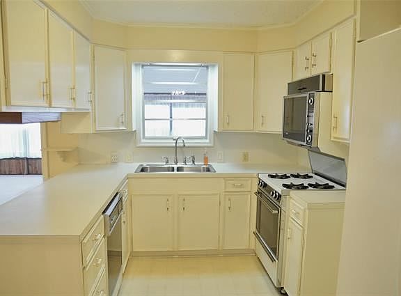 4th image of 605 Lawrence Dr