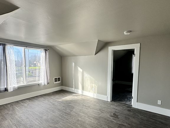 3rd image of 909 1/2 E 2nd St #1/2