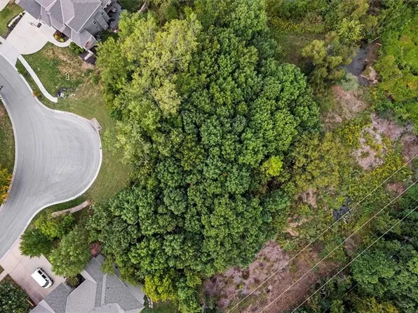 5703 Cottonwood St, Shawnee, KS 66216