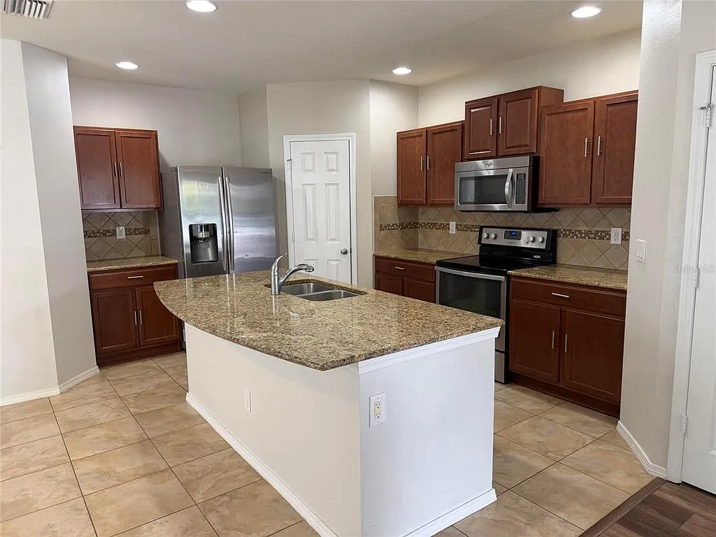 2 bed, 2.5 bath, 1280 sqft, $2,000 — Photo 2