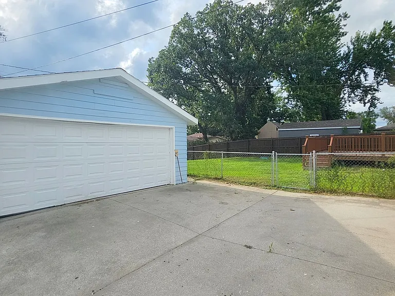 214 SW Arlan Dr — Photo 2