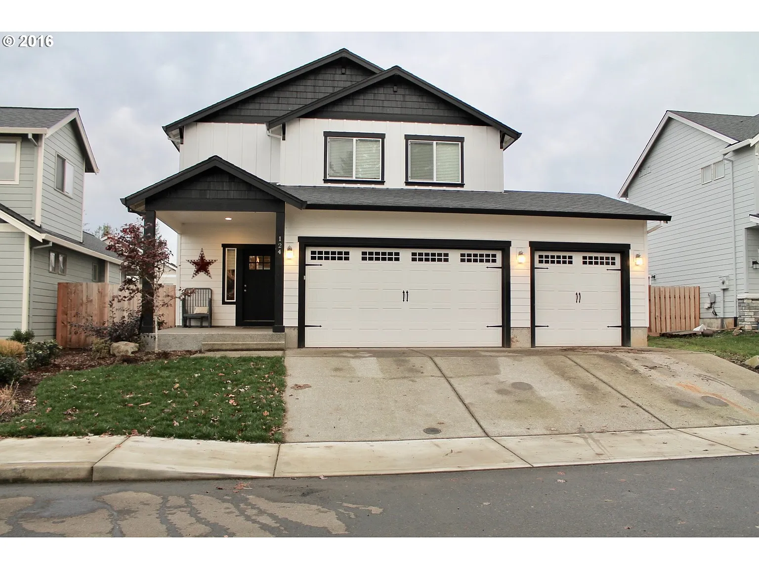 124 NE Oak View Ln photo 1