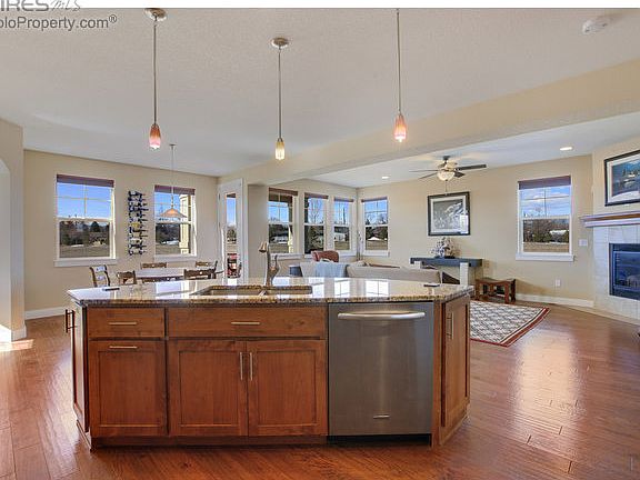 Spacious Kitchen island, lots of counter space
