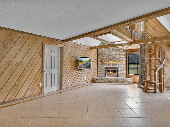 5th image of 230 Walnut Dr
