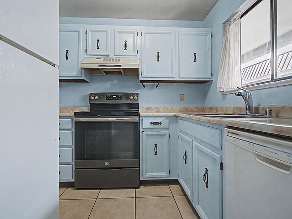 5th image of 3233 Lakeside Dr APT 304