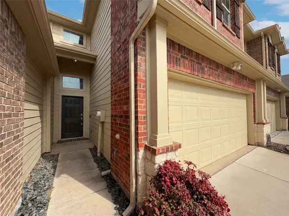 949 Wellington Dr, Lewisville, TX 75067