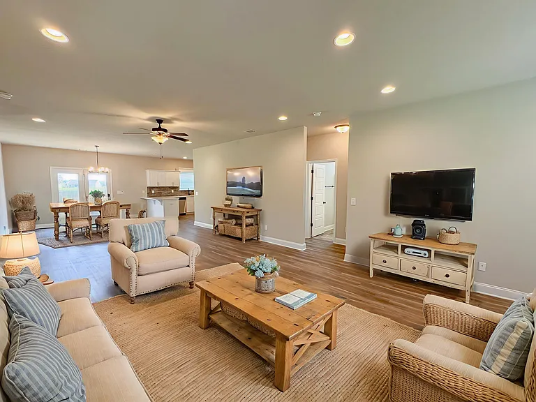 101 Rutledge Ln — Photo 2