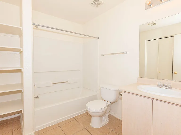 San Martin Apartments — Photo 27