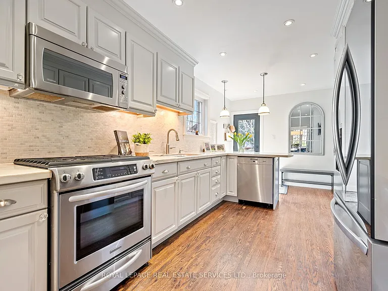 60 Thompson Ave — Photo 11